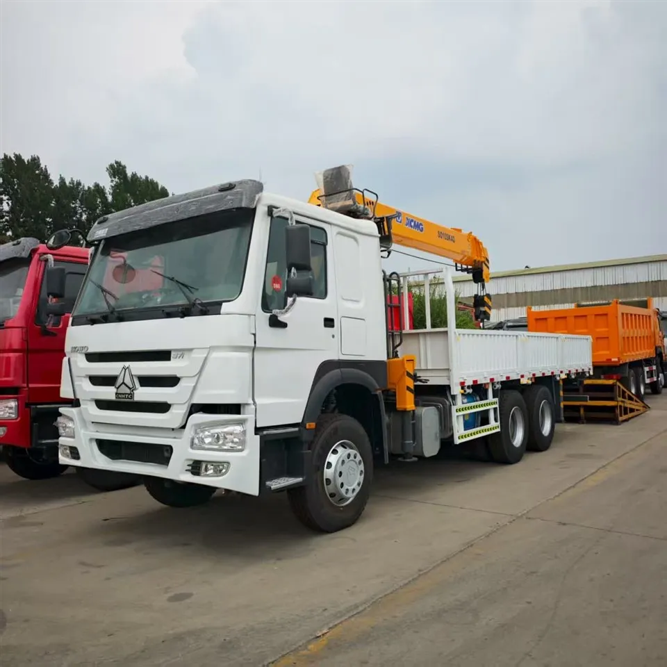 Sinotruck howo 8x4 Diesel Truck Crane wedi'i osod